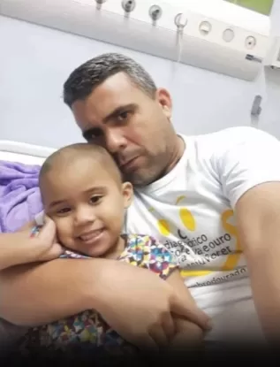Pai faz apelo por ajuda para salvar filha de 4 anos diagnosticada com doença grave em Capelinha