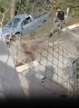 Acidente em Novo Cruzeiro termina com carro em área de captação de água da Copasa