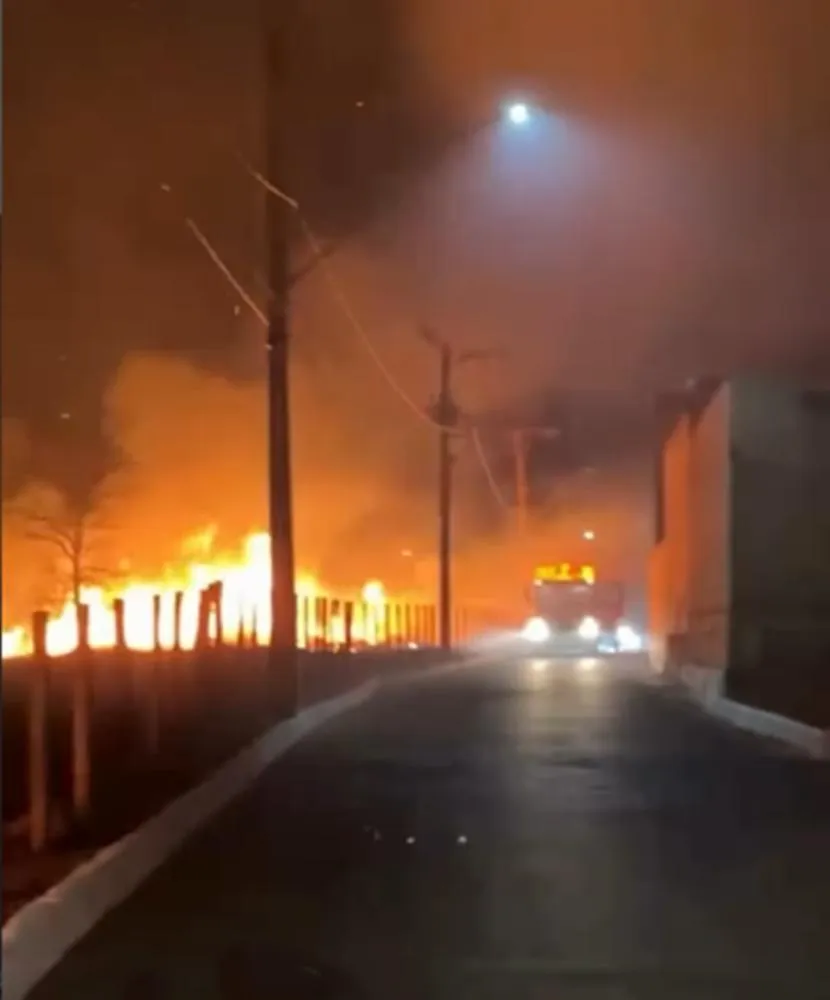 No fim da tarde desta sexta-feira, 28 de agosto, um incêndio foi registrado na entrada do bairro Esplanada, em Capelinha. Imagens divulgadas nas redes sociais mostram as chamas às margens da via, chamando a atenção de quem passava pelo Local